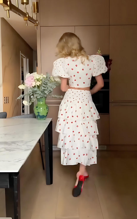 A Two-piece Set Of Women's Summer Strawberry-printed Puffed-sleeve Short Top And Layered Ruffled Skirt