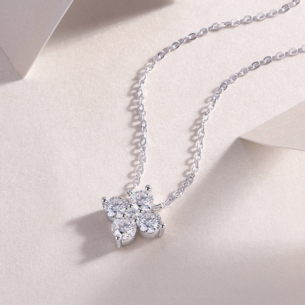 Lucky Four-Leaf Clover - A Fashionable And Light Luxury Jewelry Pendant Necklace Set With Top-quality Moissanite, S925 Silver Plated Platinum